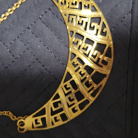 Gold Crescent necklace - Picture 3 of 3